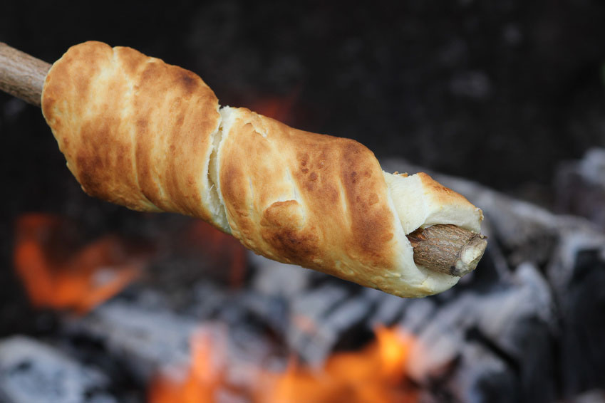 Ein leckeres Stockbrot für Pfadfinder